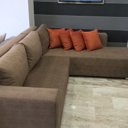 Σαλόνι γωνία FIGO 2,60Χ2,30Χ0,85 σε καφέ ύφασμα .. Γίνεται διπλό κρεβάτι και είναι μπαούλο