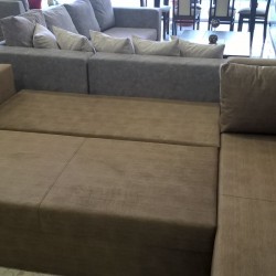 Σαλόνι γωνία FIGO 2,60Χ2,30Χ0,85 σε καφέ ύφασμα .. Γίνεται διπλό κρεβάτι και είναι μπαούλο