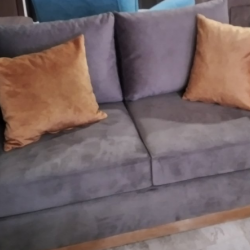 Σαλόνι τριθέσιο διθέσιο με ξύλινη μπάζα   (2,20 και 1,60 με 0,90 βάθος) σε γκρί χρώμα