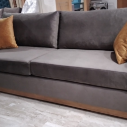 Σαλόνι τριθέσιο διθέσιο με ξύλινη μπάζα   (2,20 και 1,60 με 0,90 βάθος) σε γκρί χρώμα