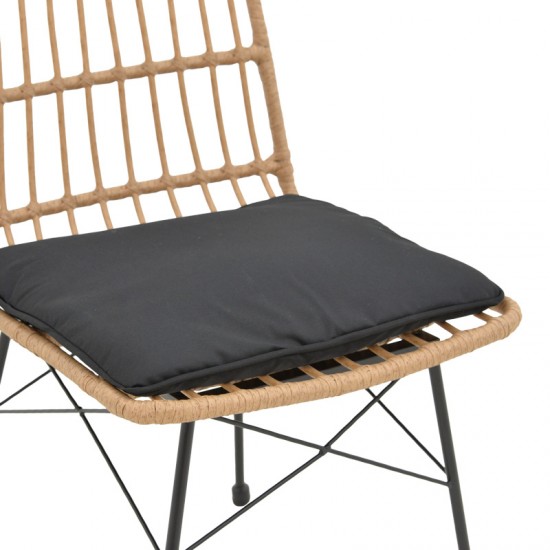 Καρέκλα Naoki pakoworld rattan σε φυσική απόχρωση με μαύρο μαξιλάρι και μεταλλικό μαύρο πόδι 45.5x59.5x89εκ